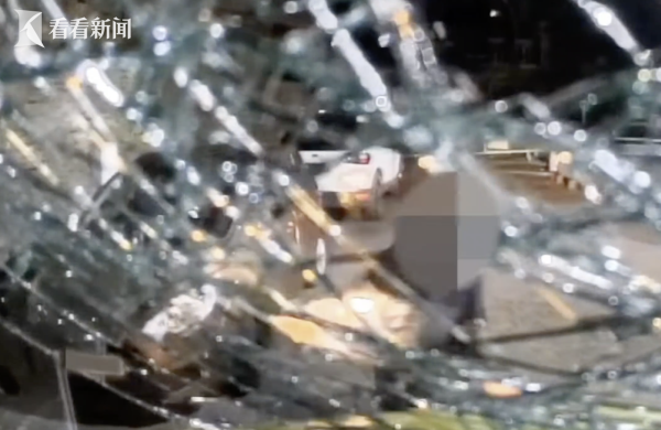 河南配资公司 宛如恐怖电影! 伦敦男子冲上救护车一脚踹碎玻璃